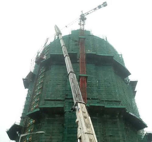 平顺吊车在工地上作业